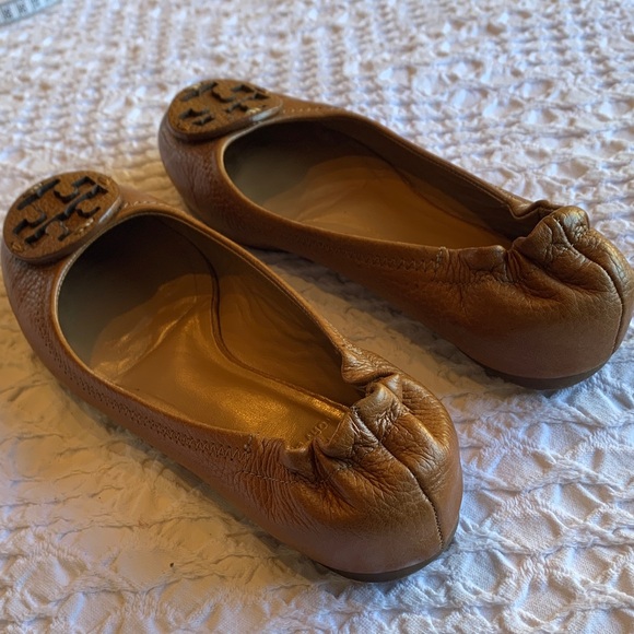 Tory Burch Teva Tumbled Leather Flats with Logo - Picture 5 of 16